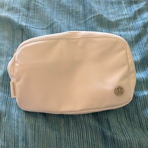 Lululemon Everything belt bag (White)